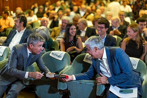 Mário Centeno e José Luís Carneiro juntos na apresentação do livro do ex-ministro das Finanças