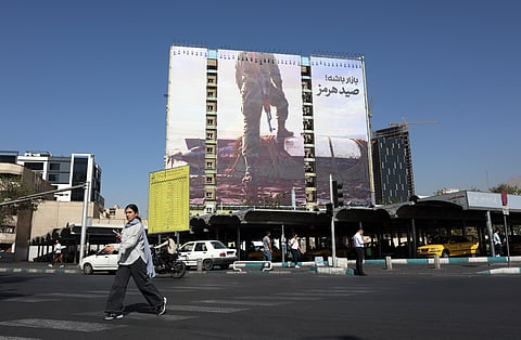 Uma mulher iraniana passa por um cartaz outdoor anti-americano instalado na Praça Vanak, em Teerão.