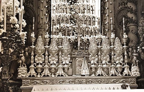 Conjunto completo de tocheiros monumentais e crucifixo, todos de prata, no altar da Igreja de Nossa Senhora da Lapa dos Mercadores, em cerimônia no dia 08 de setembro de 1947. Cinco peças podem ter sido encontradas em Portugal.