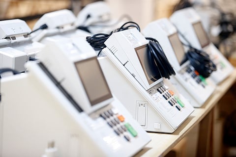 Graças às urnas eletrônicas, o resultado sai poucas horas depois. 