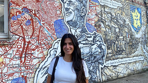 Anna Martins diante de um mural do general Leclerc, que dá nome à avenida principal de Viroflay, para onde a lusodescendente se mudou há dois anos, depois de conhecer o agora marido.