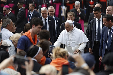 O papa visita o Accueil Notre-Dame, um centro situado no interior do Santuário de Lourdes que acolhe e presta assistência a pessoas doentes e idosas.