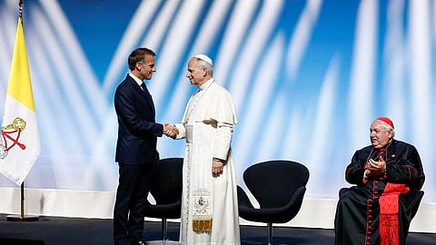 O presidente francês, Emmanuel Macron, cumprimenta o papa Leão XIV.