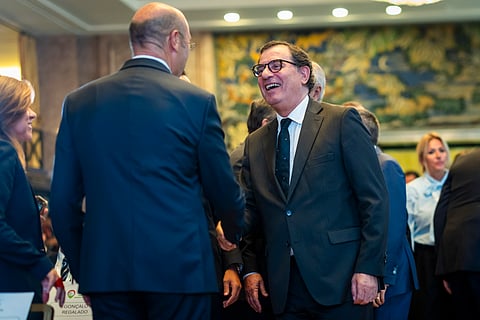 O ministro da Economia e da Coesão Territorial, Manuel Castro Almeida, à conversa com um dos antecessores, Pedro Siza Vieira, à chegada para a 8.ª Cimeira do Turismo Português, num hotel em Lisboa