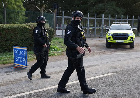 Polícia mantém cordão de segurança junto à base de Fairford.