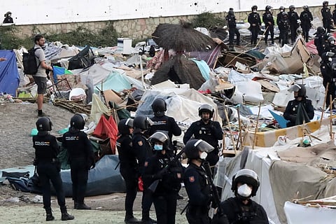 A polícia espanhola retirou no domingo (27 de setembro) os migrantes acampados perto da central de dessalinização de Ceuta, na Praia de Benítez, devido ao risco que representam para a instalação.