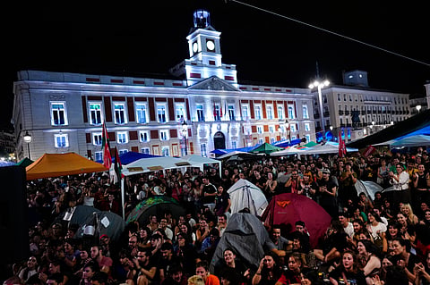 Centenas de pessoas acampam pela segunda noite em Madrid em protesto pela habitação
