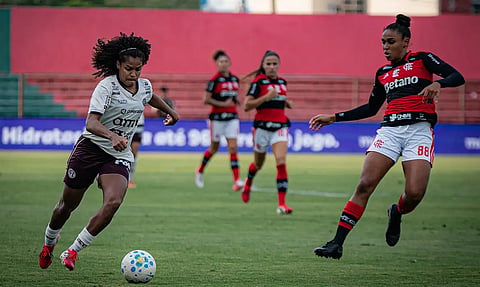 A lei atribui ao Ministério do Esporte a responsabilidade de promover condições favoráveis para o desenvolvimento do futebol feminino profissional e amador.