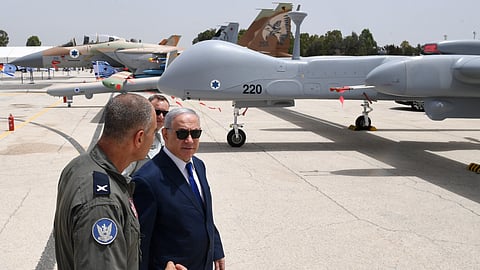 Netanyahu numa visita anterior à base aérea Tel Nof, no centro de Israel.