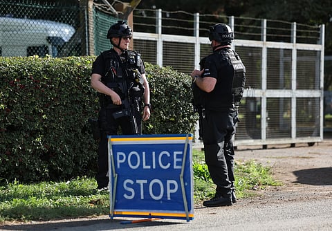 Polícia junto à base de Fairford.