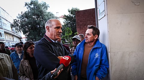 Paulo Raimundo à porta do Centro de Saúde do Olival, no Cacém, em contacto com utentes que aguardavam na fila para tirar senha.