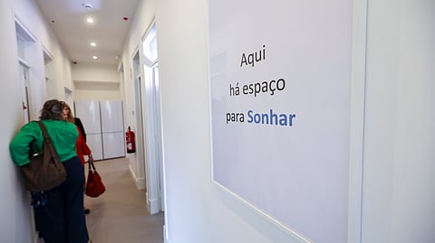 Nos últimos dados da Associação Portuguesa de Apoio à Vítima, o número de vítimas apoiadas subiu 11,5% em 2025 face ao ano anterior, tendo apoiado 18.549 vítimas. 