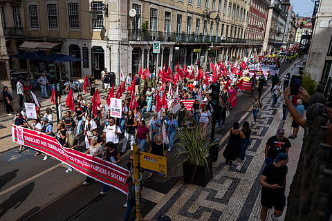 Milhares de trabalhadores da administração pública manifestam-se no Ministério das Finanças