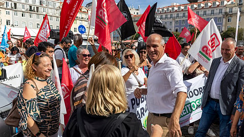 Paulo Raimundo na manfestação que seguiu para o Ministério das Finanças em dia de greve da administração pública
