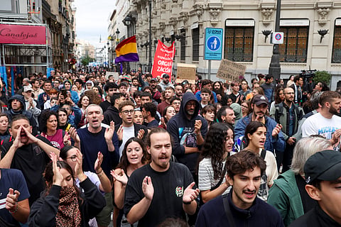 Manifestantes que estavam acampados na Porta do Sol marcharam esta sexta-feira até ao Congresso dos Deputados, em Madrid. 