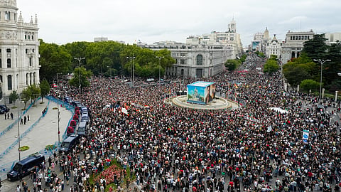 Milhares de pessoas ocupam as ruas de Madrid.