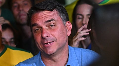 Flávio Bolsonaro fugiu para os EUA e publicou uma carta dirigida ao povo brasileiro