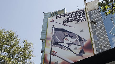 Cartaz anti-israelita em Teerão onde se lê: “A próxima bofetada será mais forte”.