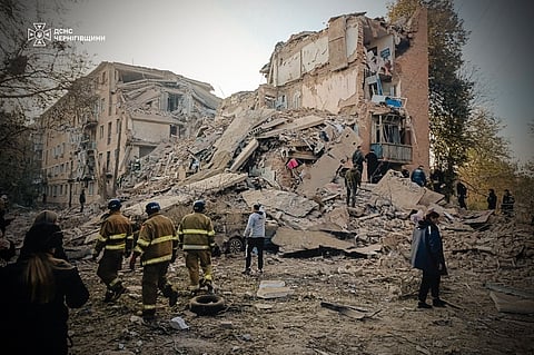 Foto divulgada pelos Serviços de Emergência da Ucrânia mostra socorristas junto ao edifício residencial de cinco andares em Pryluky, destruído num ataque russo.