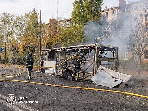 Ataque russo causou um incêndio em dois autocarros. 