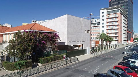 Liceu Francês encerrado por razões de segurança. Alunos estariam a preparar protestos