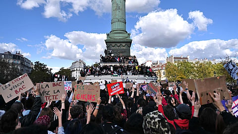 Manifestantes na Praça da Bastilha, em Paris