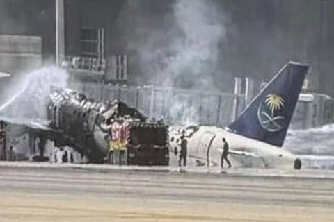 Centenas de voos cancelados após avião explodir em ataque com míssil no aeroporto de Riade