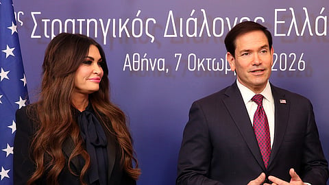 A embaixadora dos EUA na Grécia, Kimberly Guilfoyle, com o secretário de Estado norte-americano. Escândalo rebentou durante a visita de Marco Rubio a Atenas, tendo este recusado comentar.