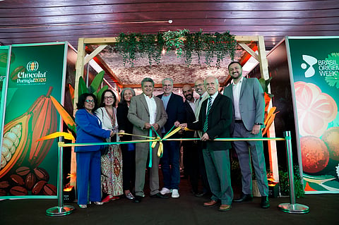 Abertura oficial da feia com autoridades.