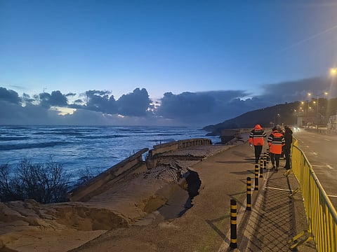 O muro junto à praia do Teimoso caiu após as tempestades do inicio do ano