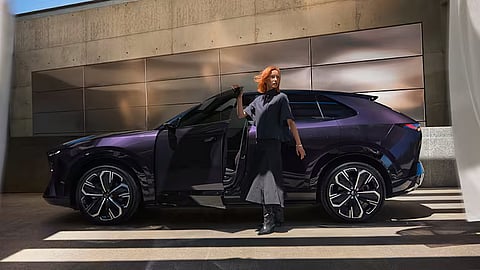 O  Mazda CX-6e tem um 'design' refinado, com linhas bem pronunciadas e demonstrando personalidade. É um SUV desportivo de média dimensão, capaz de se adaptar tanto ao trabalho do dia a dia, como a viagens longas de fim de semana.