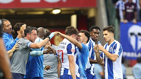 Oskar Pietuszewski, ao centro, festeja após ter marcado o 1-2.