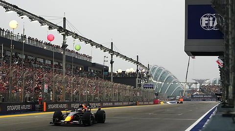 Verstappen corta a reta da meta.