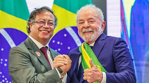 Petro (esquerda) saiu do cargo em agosto, sendo sucedido pelo político de extrema-direita, Abelardo de la Espriella