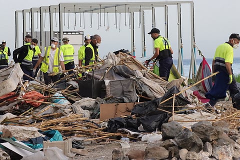 Operações de limpeza no maior acampamento que permanecia em Ceuta.