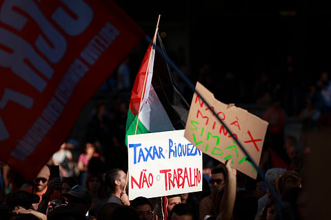 Polícia retira tendas de manifestantes acampados desde sábado no Porto 