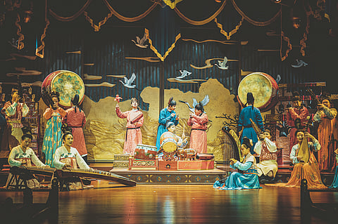 O espetáculo teatral Gu combina a Música de Tambores de Xi’an com a música e dança das antigas cortes imperiais chinesas, dando nova vida à música tradicional no palco contemporâneo.
