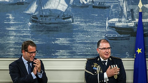 O ministro da Administração Interna, Luis Neves (à esquerda), acompanhado pelo novo diretor Nacional da Polícia de Segurança Pública, Pedro Moura, durante a cerimónia de posse no ministério da Administração Interna, em Lisboa
