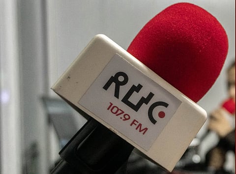 O incidente que desencadeou a situação ocorreu na manhã de segunda-feira (12), quando vários elementos do Chega entraram no estúdio da RUC e interromperam um debate político.