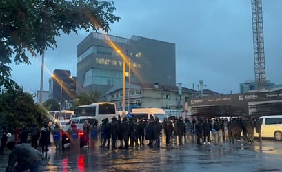 Captura de ecrã de um vídeo partilhado pela Halk TV no X sobre a operação policial.