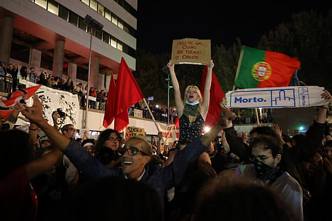 Manifestantes levam protesto até à porta da Câmara do Porto