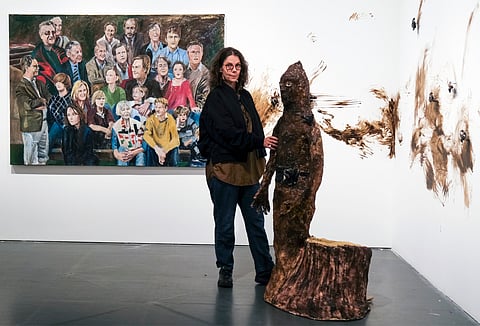 A artista, que vive e trabalha em Berlim, junto de uma das suas esculturas, que diz ser um autorretrato.
