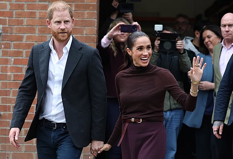 Meghan Markle (à direita), acompanhada pelo marido, o príncipe Harry