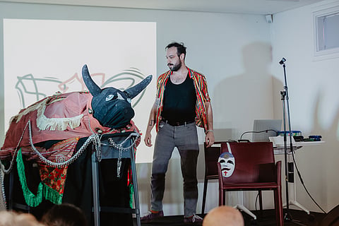 O artista reúne poemas antigos e inéditos numa apresentação que estreou em maio.
