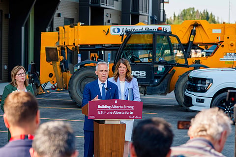 O primeiro-ministro do Canadá, Mark Carney, com a chefe do governo de Alberta, Danielle Smith.