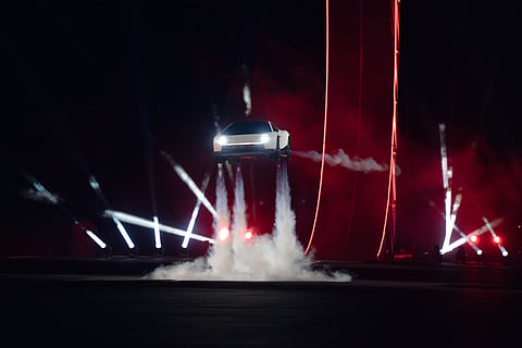 Segundo a Tesla, o novo Roadster consegue fazer acrobacias e até voar de cabeça para baixo.
