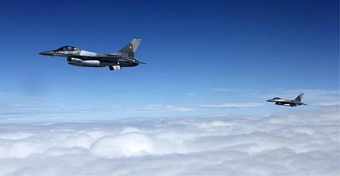 F-16 romenos em ação, em imagem de arquivo