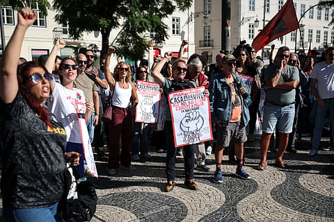 Manifestantes em protesto pelo direito à habitação em Lisboa
