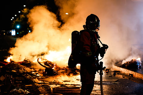 Violência teve o ponto alto no sábado, mas no domingo à noite as autoridades ainda tiveram que lidar com alguns focos de contestação, como barricadas a arder em Paris.