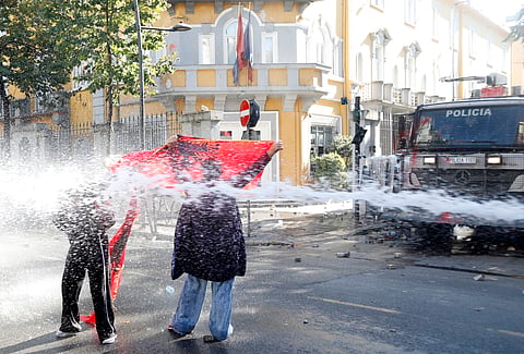 Canhões de água usados pela polícia albanesa em Tirana.